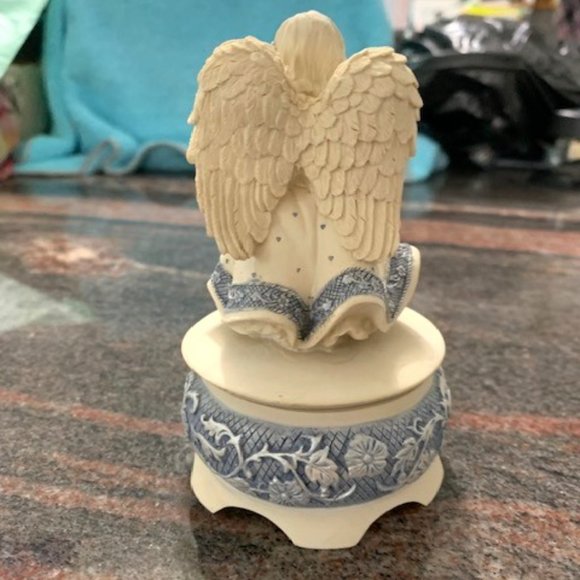 Sarah’s Angel "Love" Trinket Box - Picture 3 of 7